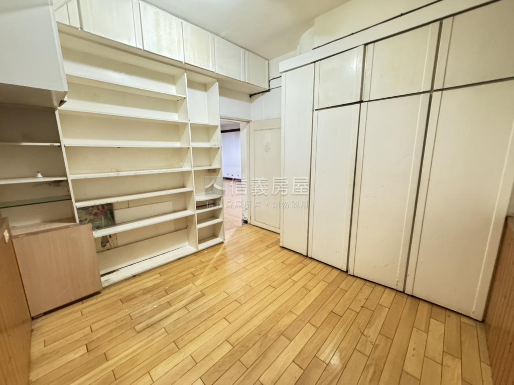 港墘稀有一樓停車方便房屋室內格局與周邊環境