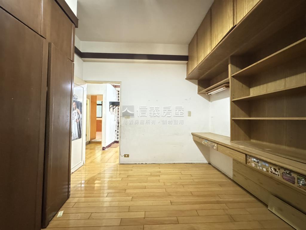 港墘稀有一樓停車方便房屋室內格局與周邊環境
