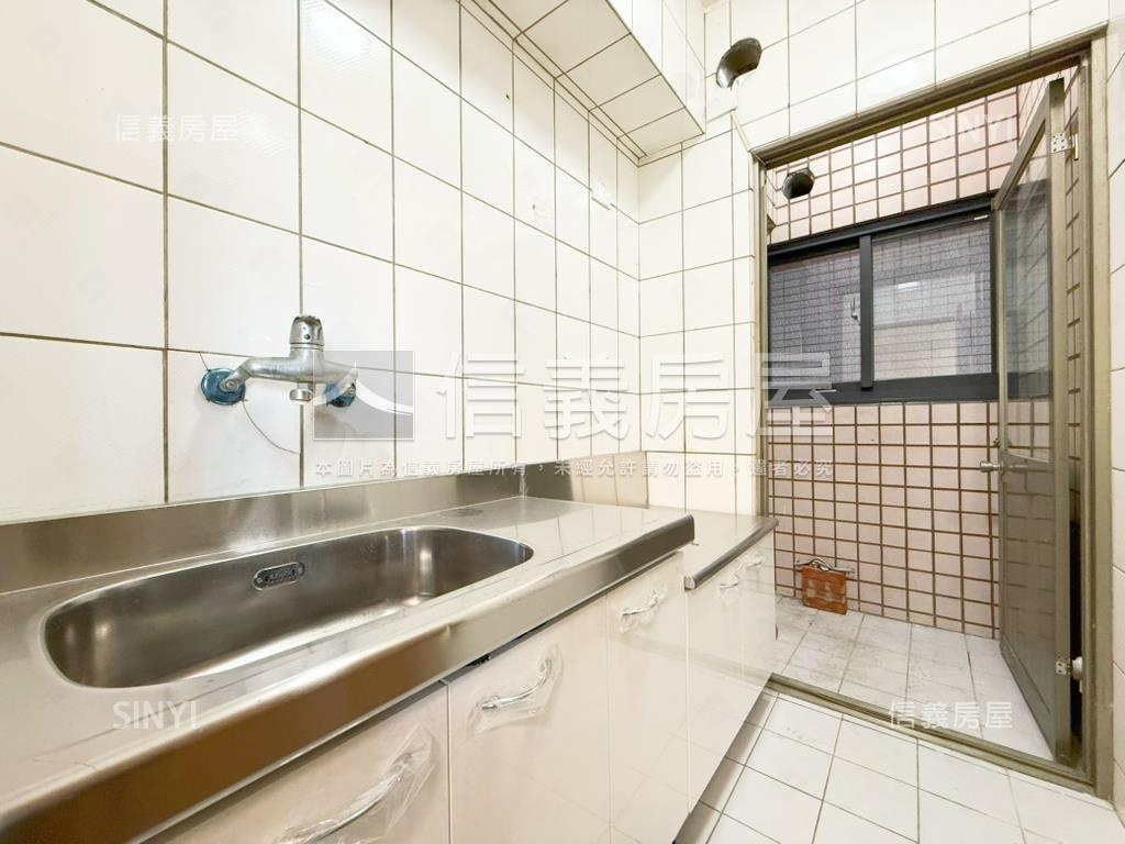 近興大有整理兩房坡道車位房屋室內格局與周邊環境