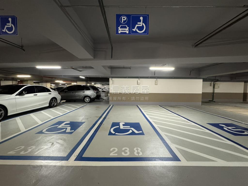世界花園兩房車位房屋室內格局與周邊環境