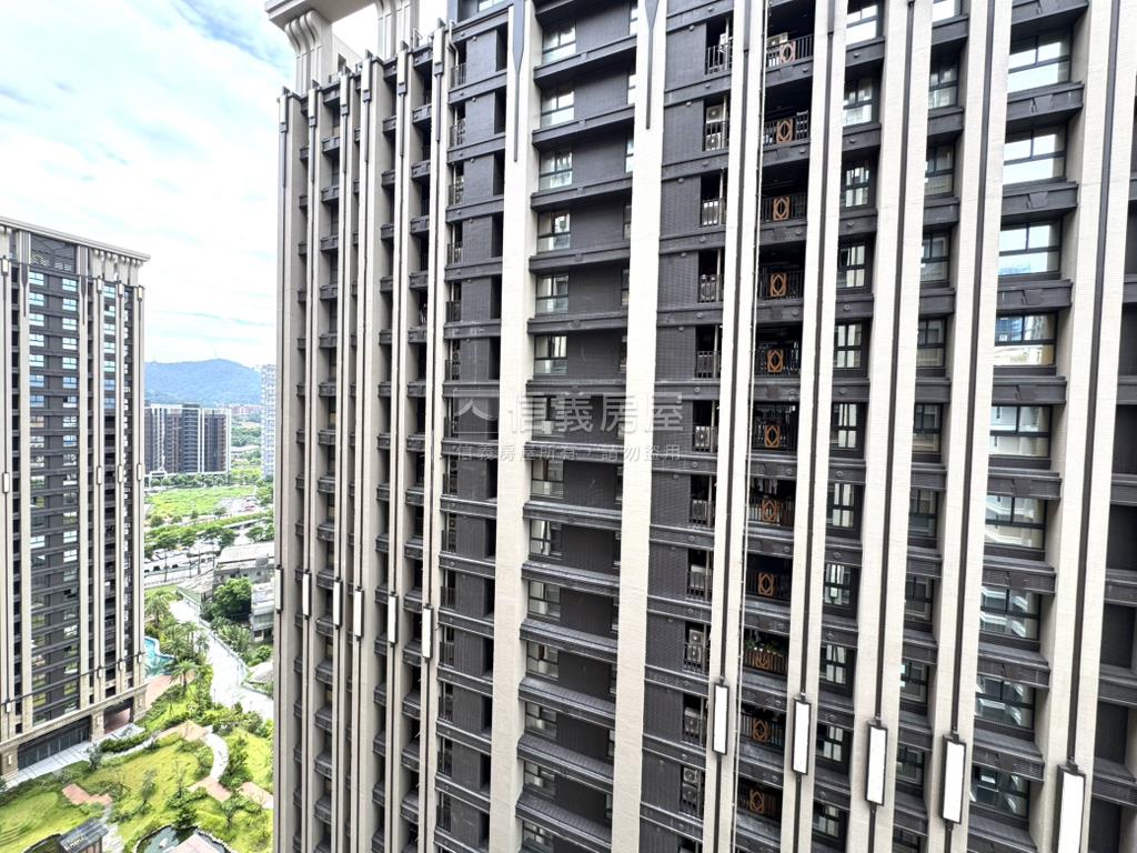 世界花園兩房車位房屋室內格局與周邊環境