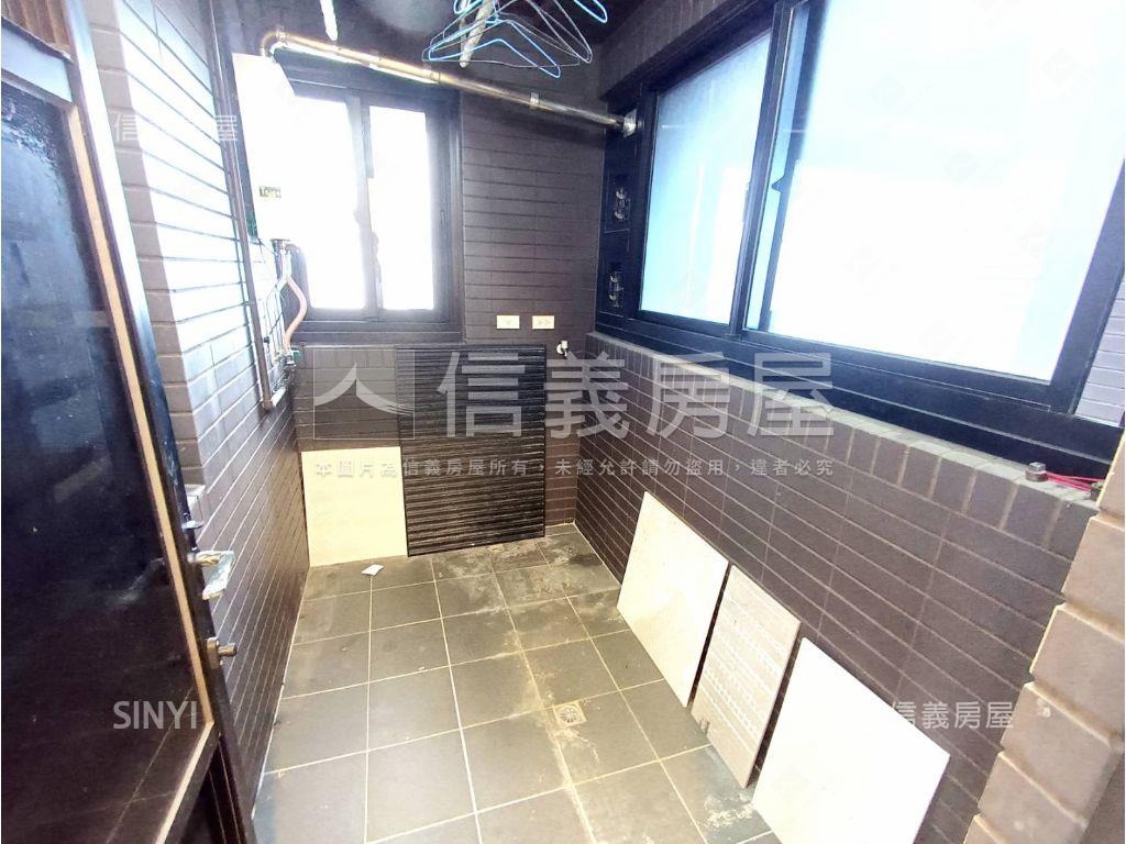 都峰苑高樓邊間２房車位房屋室內格局與周邊環境