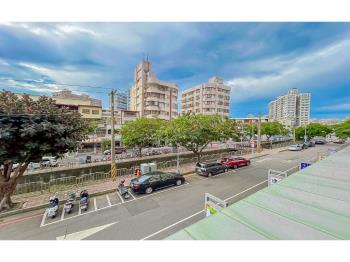 通豪高邑邊間採光極好店面