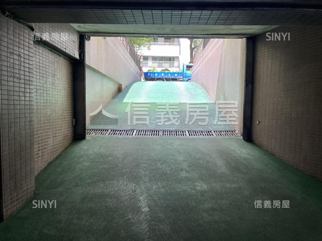 挑高電梯車位小宅房屋室內格局與周邊環境