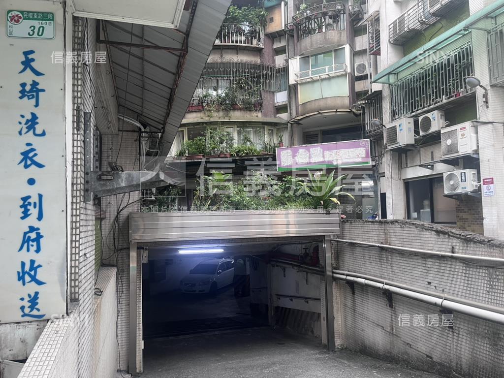 近中山國中旺虹園坡平車位房屋室內格局與周邊環境