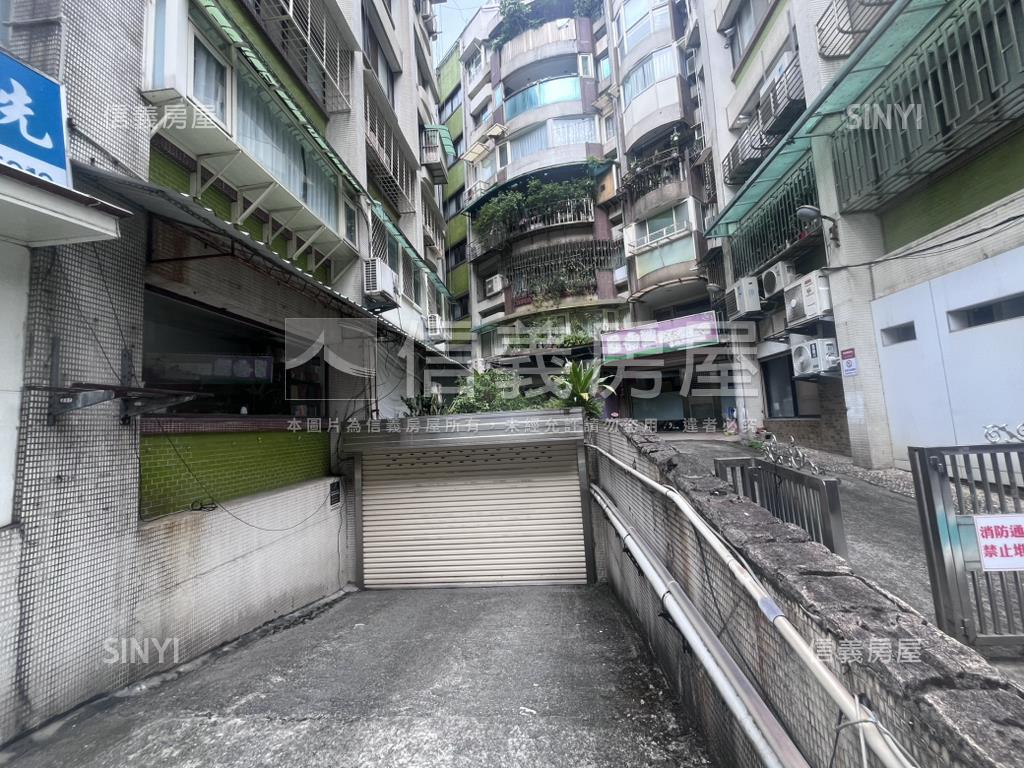 近中山國中旺虹園坡平車位房屋室內格局與周邊環境