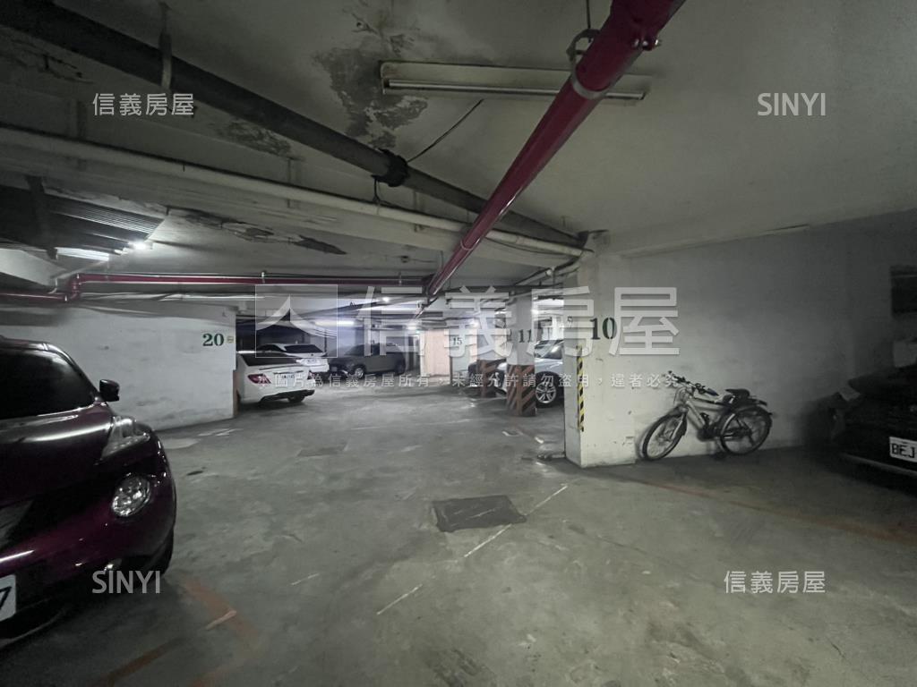 近中山國中旺虹園坡平車位房屋室內格局與周邊環境