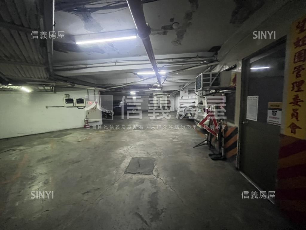 近中山國中旺虹園坡平車位房屋室內格局與周邊環境