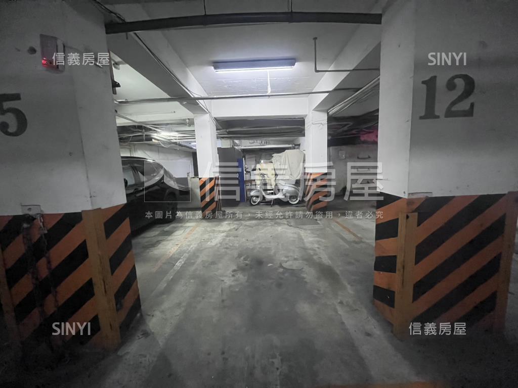 近中山國中旺虹園坡平車位房屋室內格局與周邊環境