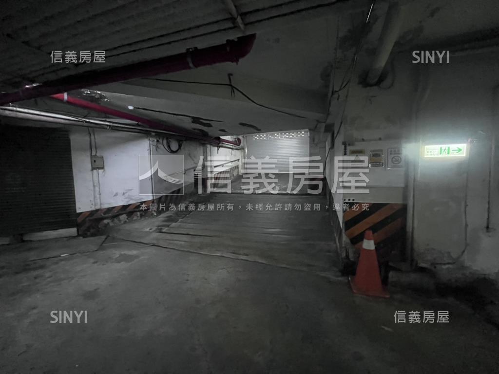近中山國中旺虹園坡平車位房屋室內格局與周邊環境