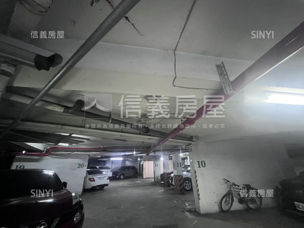 近中山國中旺虹園坡平車位房屋室內格局與周邊環境