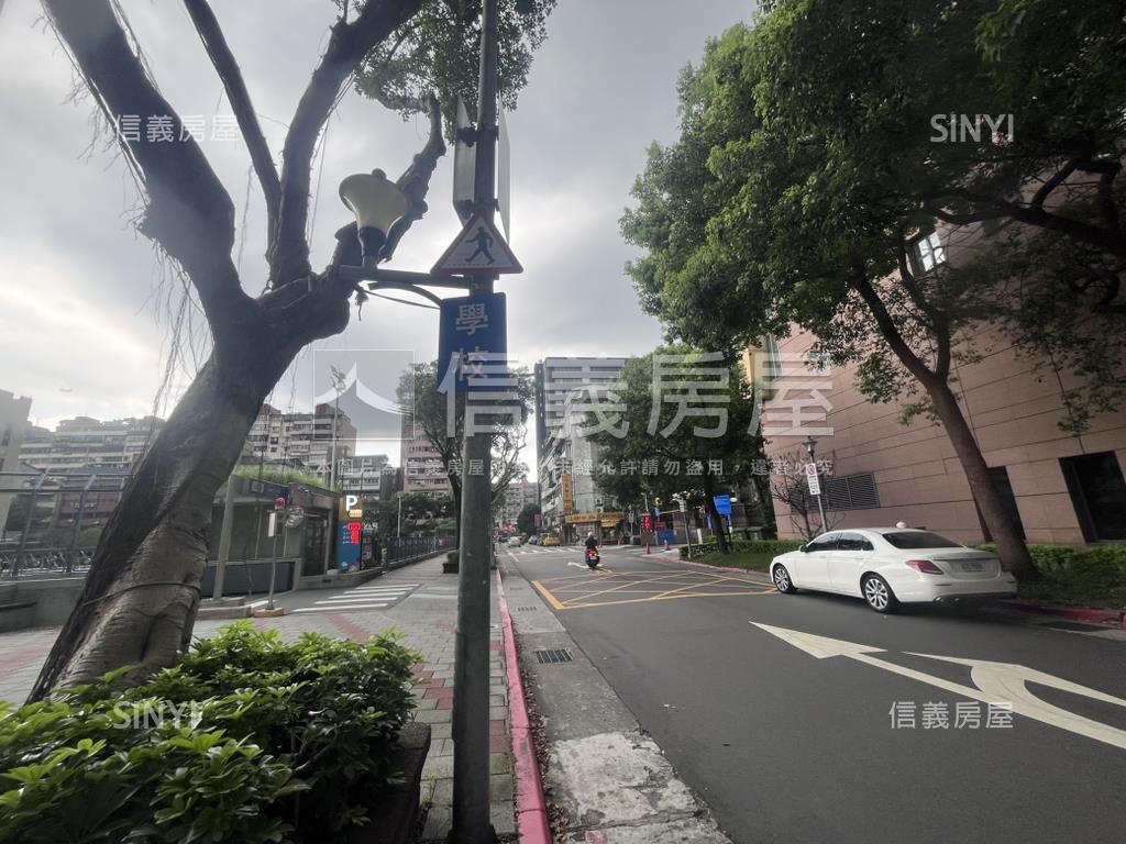 近中山國中旺虹園坡平車位房屋室內格局與周邊環境