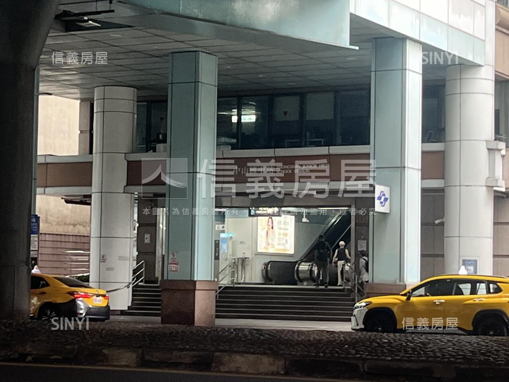 近中山國中旺虹園坡平車位房屋室內格局與周邊環境