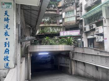 近中山國中旺虹園坡平車位