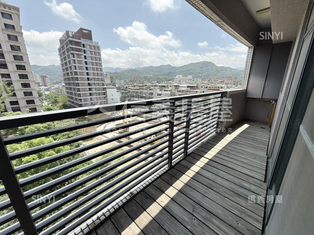正面綠景層峰美宅房屋室內格局與周邊環境