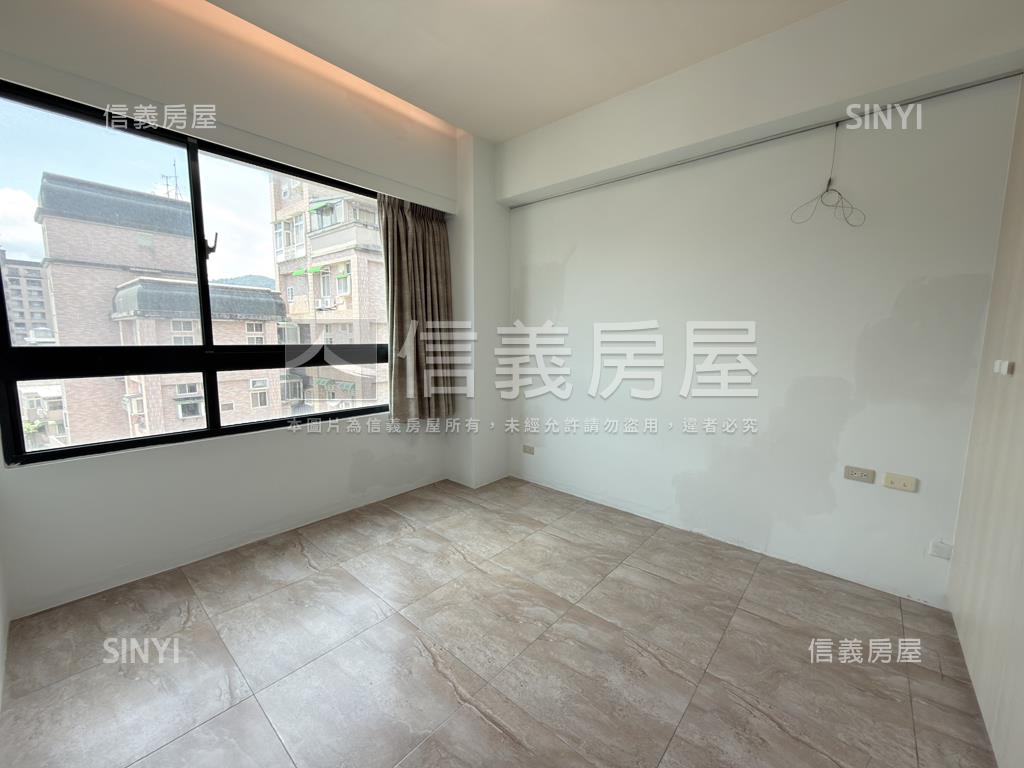 正面綠景層峰美宅房屋室內格局與周邊環境