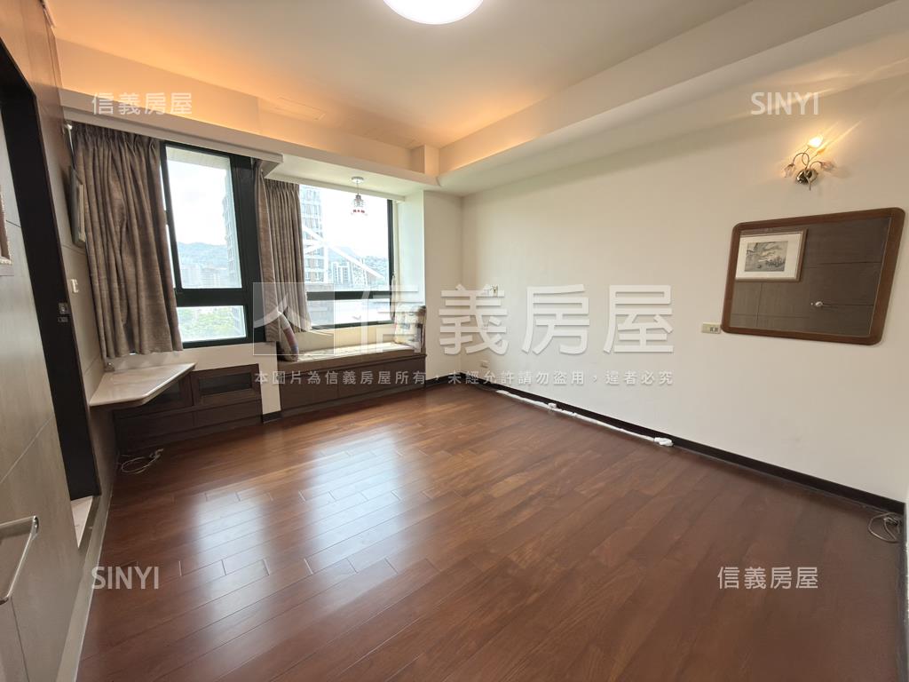正面綠景層峰美宅房屋室內格局與周邊環境