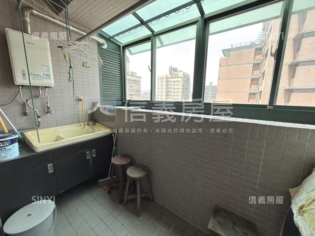 正面綠景層峰美宅房屋室內格局與周邊環境