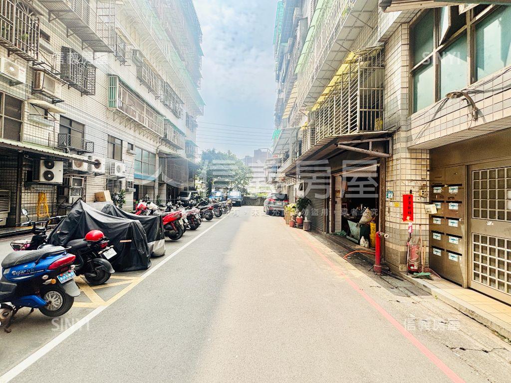 星鑽坡平車位房屋室內格局與周邊環境