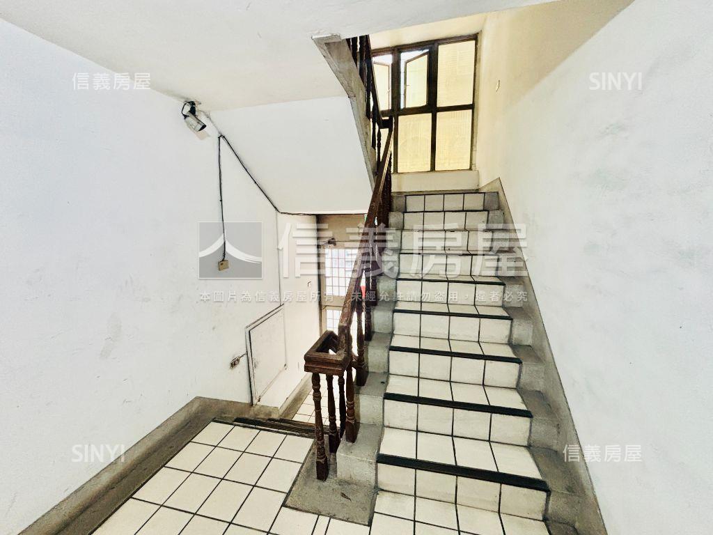 星鑽坡平車位房屋室內格局與周邊環境