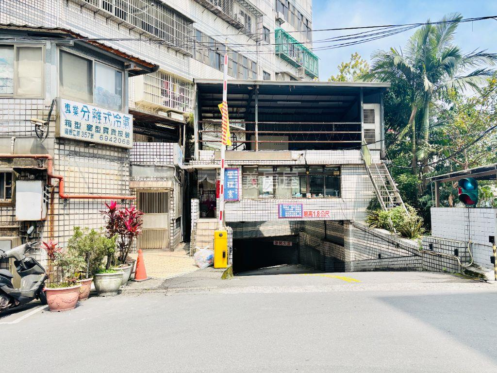 星鑽附坡平車位房屋室內格局與周邊環境