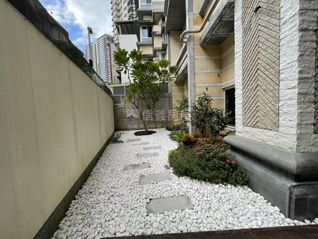 玉上園寧謐翠綠庭院戶房屋室內格局與周邊環境