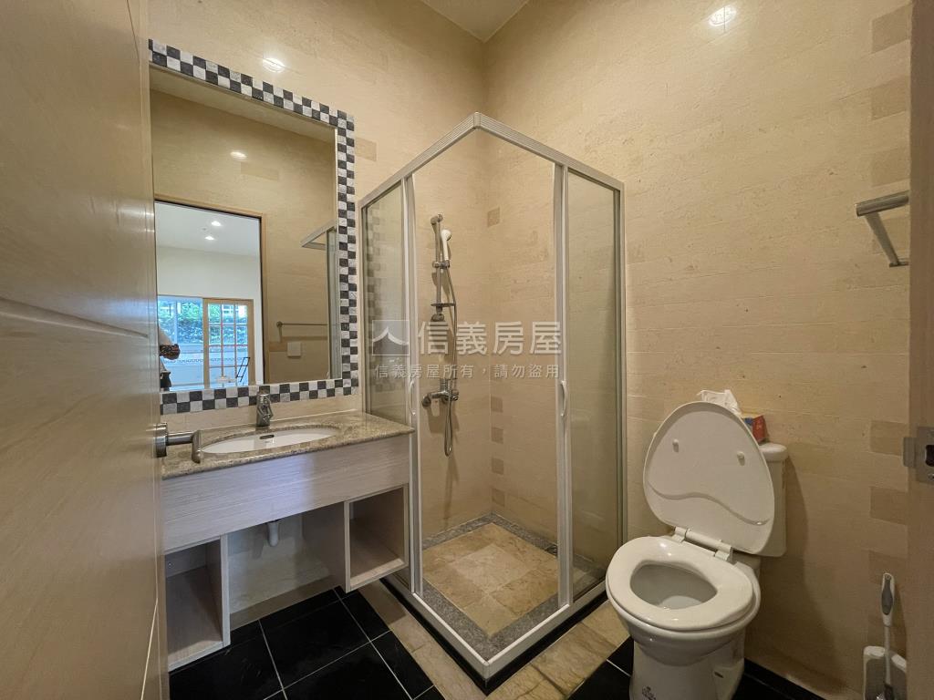 玉上園寧謐翠綠庭院戶房屋室內格局與周邊環境