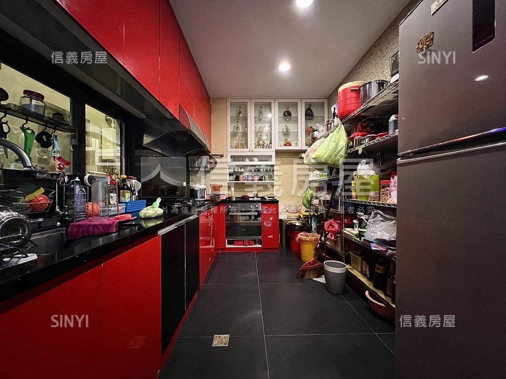 稀有兩層挑高裝潢美屋房屋室內格局與周邊環境