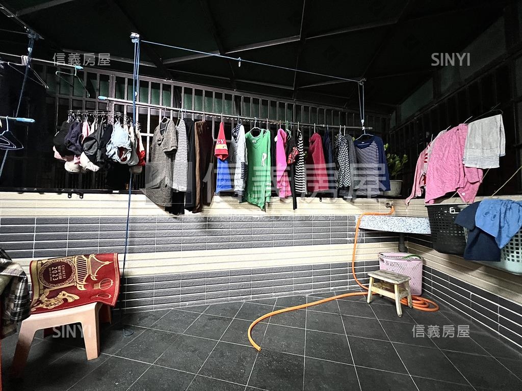稀有兩層挑高裝潢美屋房屋室內格局與周邊環境