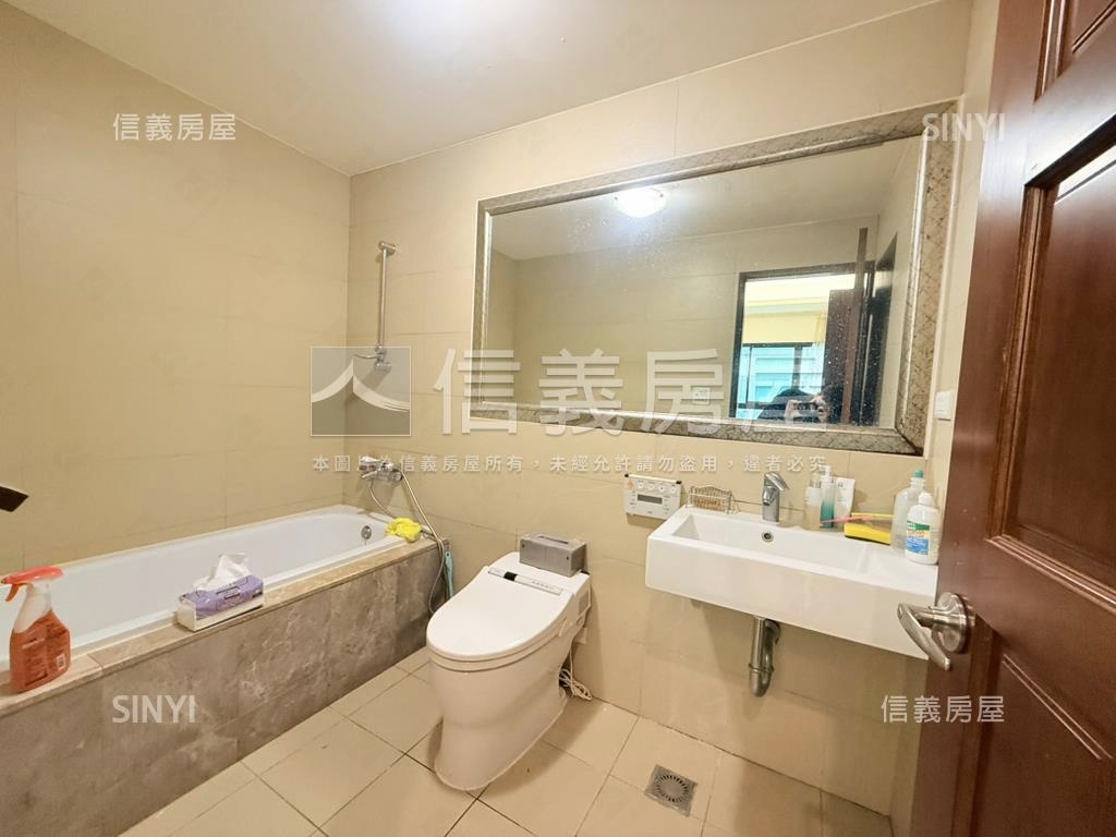 新巨蛋眺望雲端四房車位房屋室內格局與周邊環境