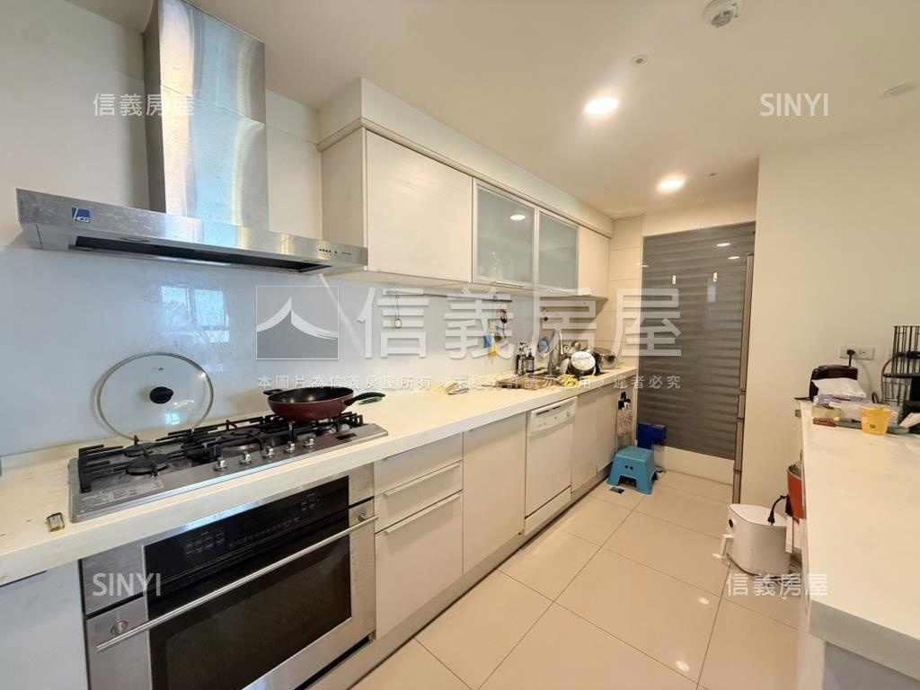 新巨蛋眺望雲端四房車位房屋室內格局與周邊環境