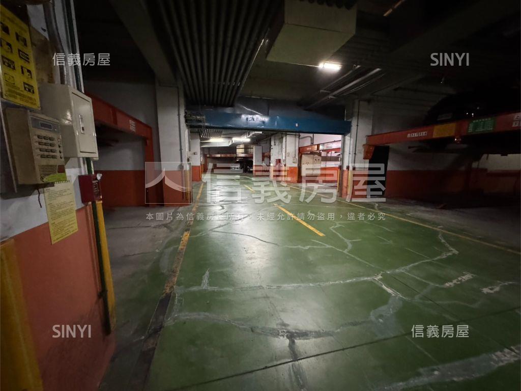 凱旋門稀有獨立產權車位房屋室內格局與周邊環境