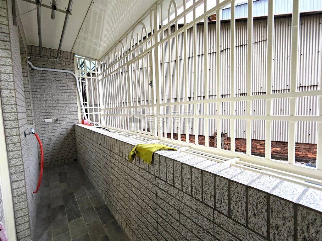 近捷運迴龍站裝潢３樓房屋室內格局與周邊環境
