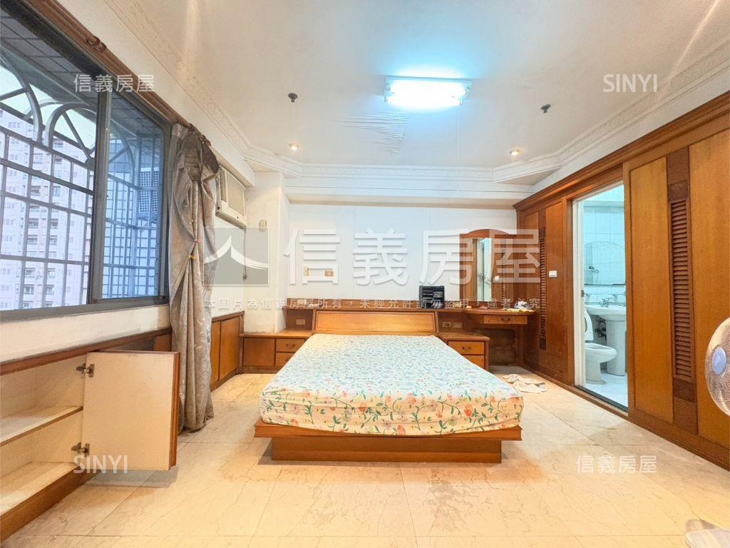 高醫公園首排露臺四房平車房屋室內格局與周邊環境