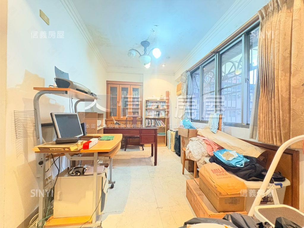 高醫公園首排露臺四房平車房屋室內格局與周邊環境