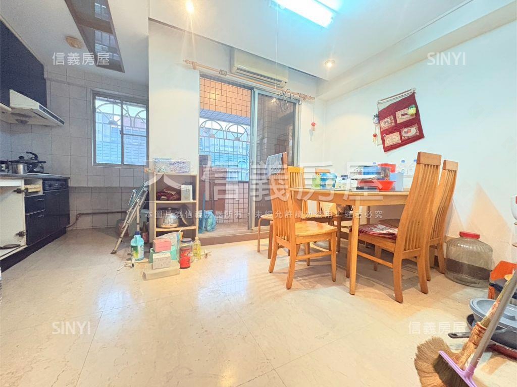 高醫公園首排露臺四房平車房屋室內格局與周邊環境