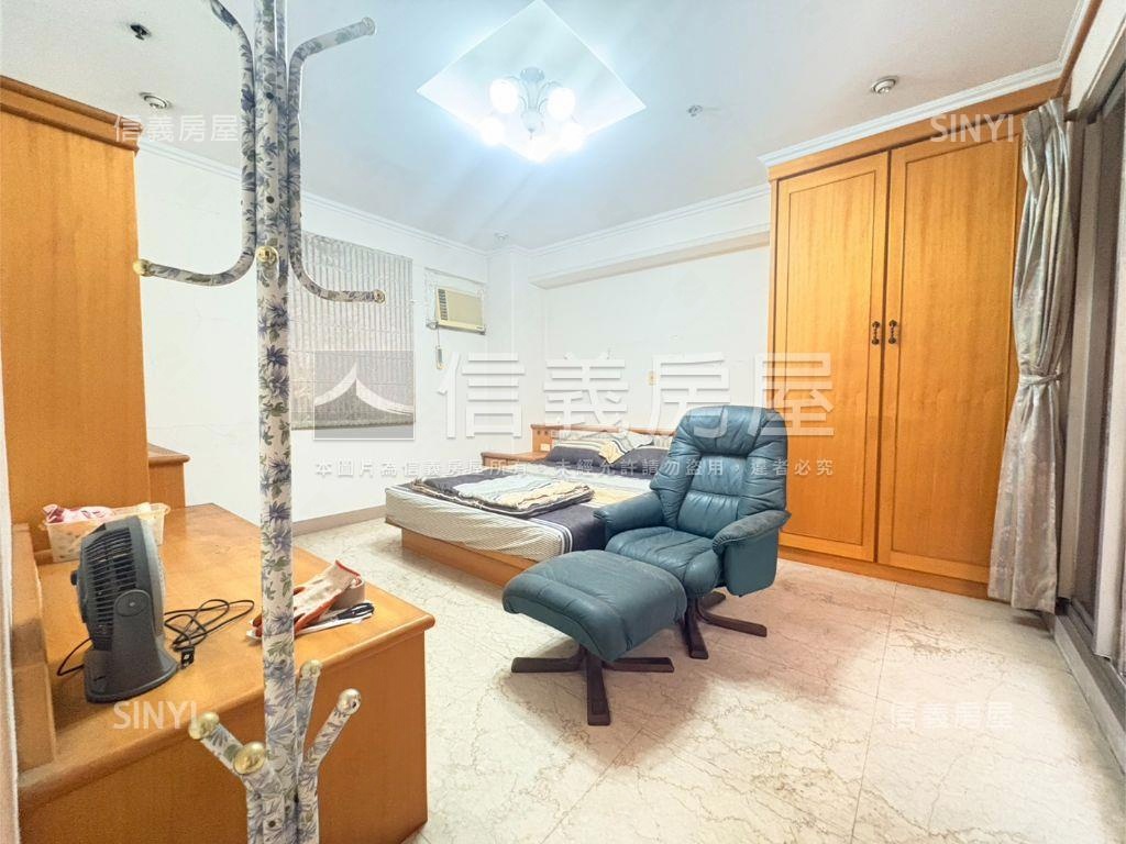 高醫公園首排露臺四房平車房屋室內格局與周邊環境