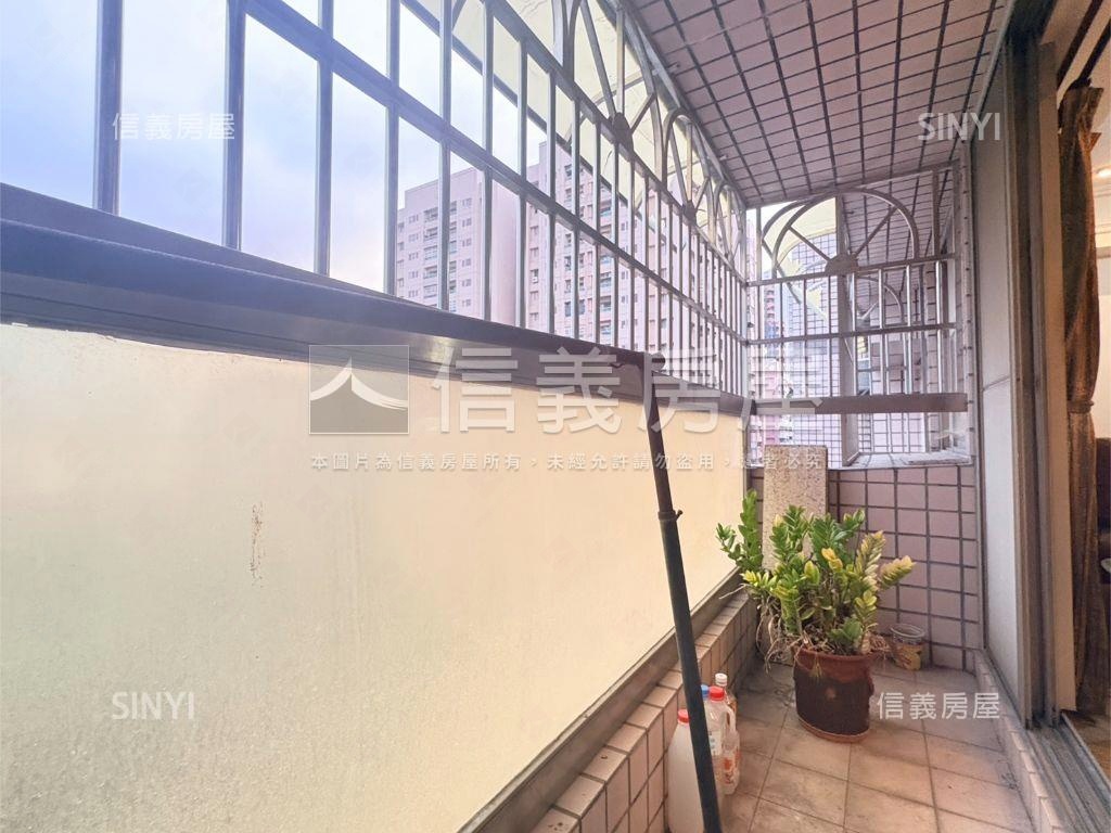 高醫公園首排露臺四房平車房屋室內格局與周邊環境