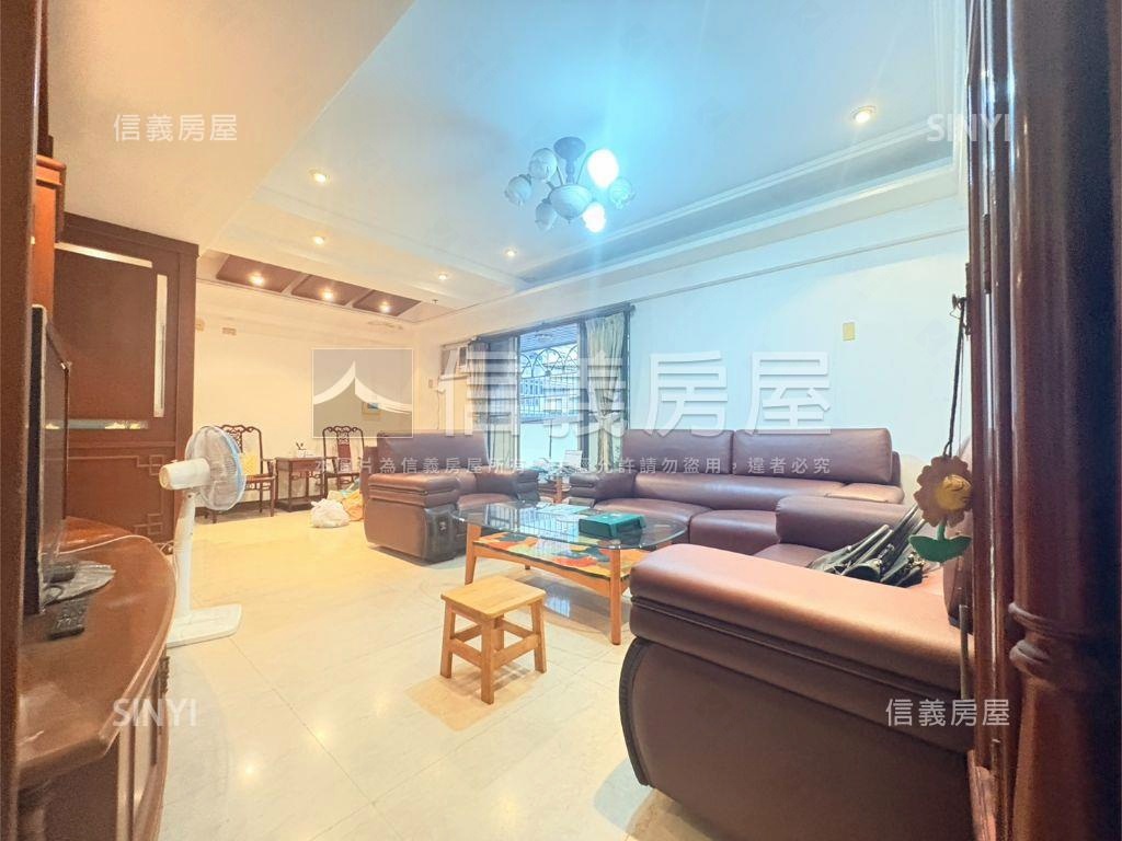 高醫公園首排露臺四房平車房屋室內格局與周邊環境