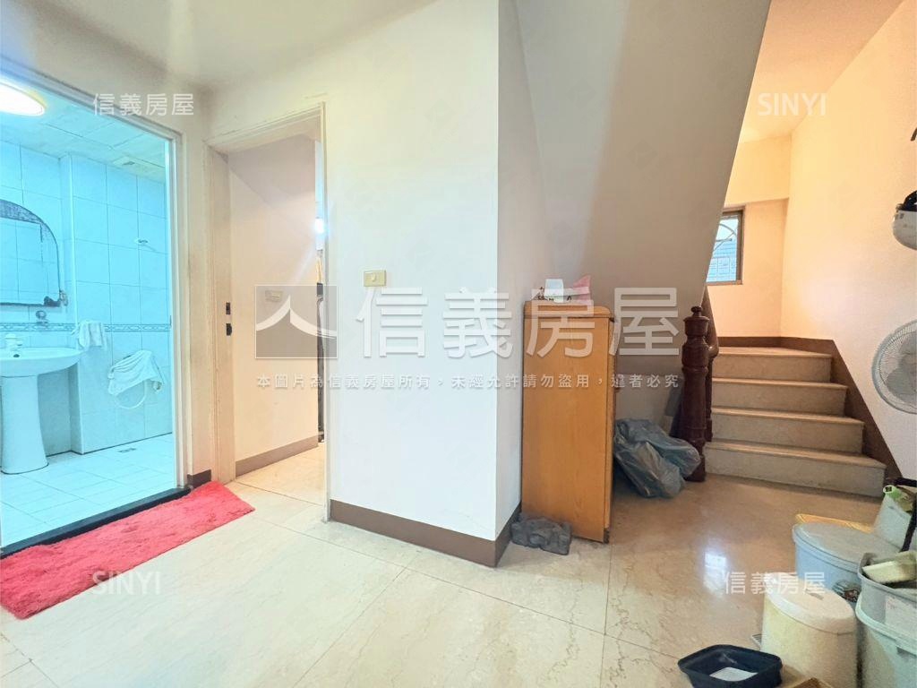 高醫公園首排露臺四房平車房屋室內格局與周邊環境