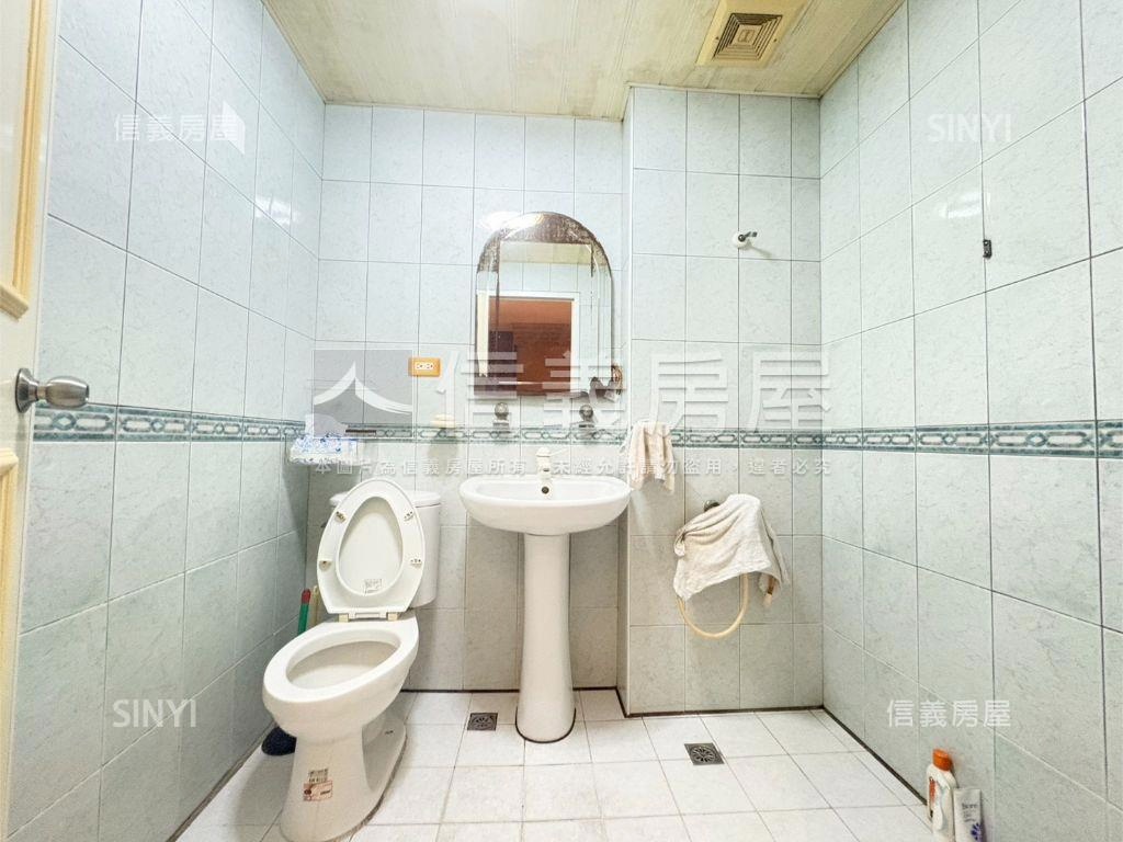 高醫公園首排露臺四房平車房屋室內格局與周邊環境