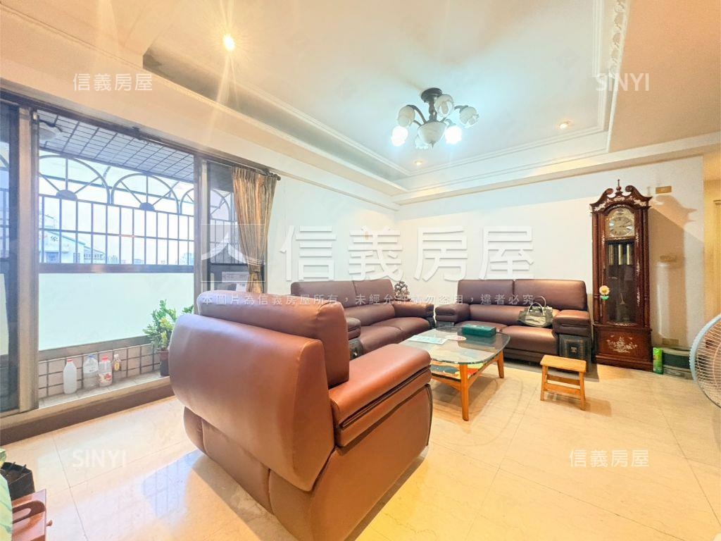 高醫公園首排露臺四房平車房屋室內格局與周邊環境