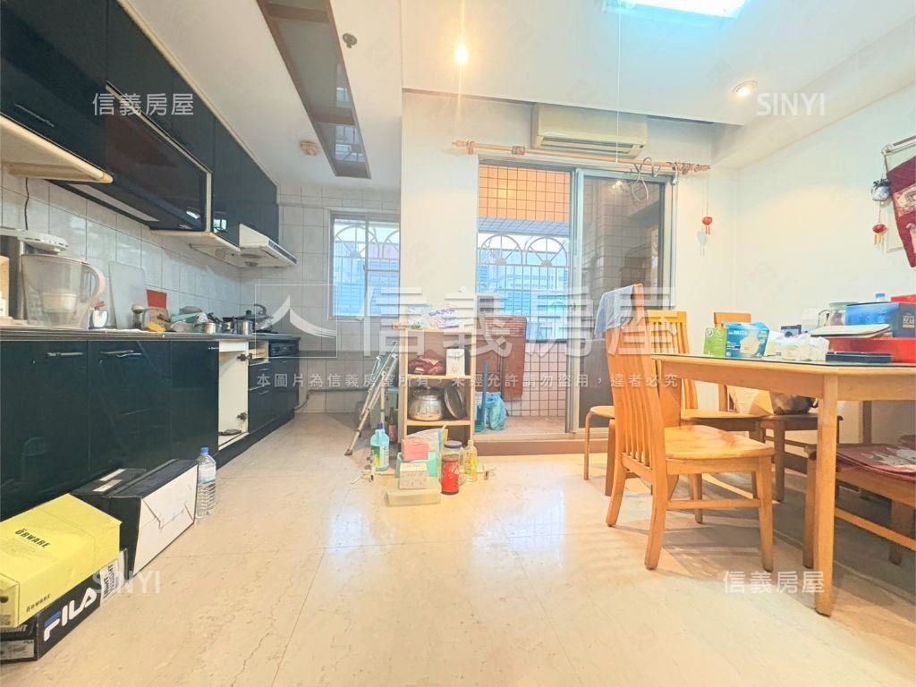 高醫公園首排露臺四房平車房屋室內格局與周邊環境