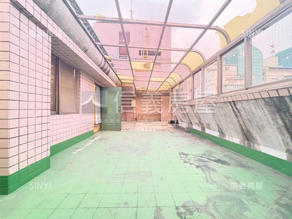 高醫公園首排露臺四房平車房屋室內格局與周邊環境