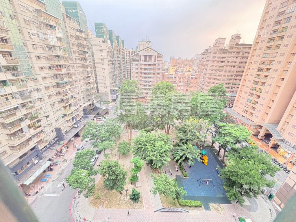 高醫公園首排露臺四房平車房屋室內格局與周邊環境