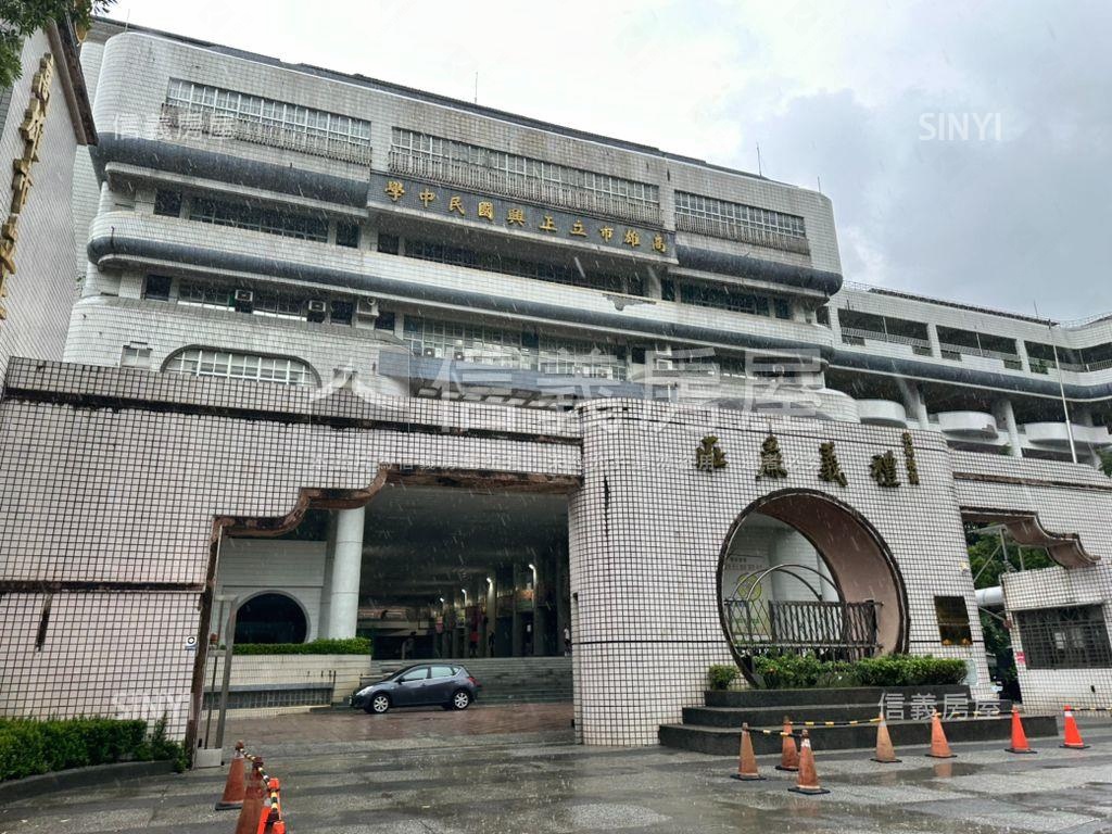 高醫公園首排露臺四房平車房屋室內格局與周邊環境