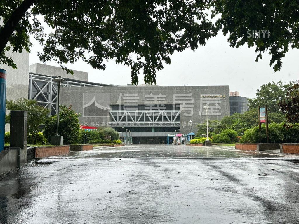 高醫公園首排露臺四房平車房屋室內格局與周邊環境