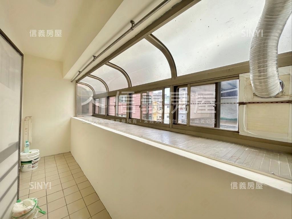 近忠孝大潤發裝潢採光３房房屋室內格局與周邊環境