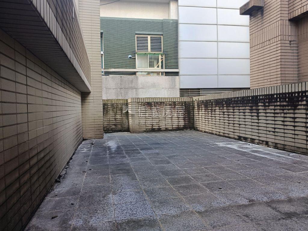 松山寶吉頂樓露臺戶房屋室內格局與周邊環境