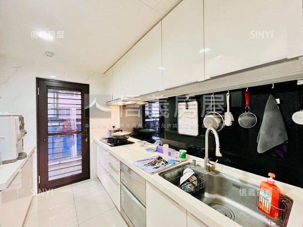 彩虹城２四房平車房屋室內格局與周邊環境